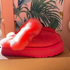 Brand new ugg platform slippers size 6
